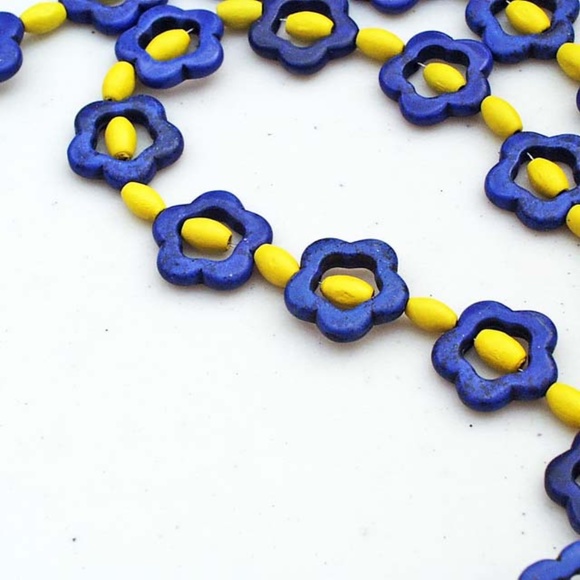 FLOWERS IN FAUX HOWLITE STONE NECKLACE, 20 INCHES, WITH WOOD BEAD ACCENT, LOBSTE - Picture 1 of 2